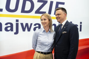Urszula Brzezińska-Hołownia – pilot MiG-29, pierwsza obywatelka Urszula Brzezińska Hołownia na wiecu 29 marca w Płocku ze swoim mężem Szymonem Hołownią
